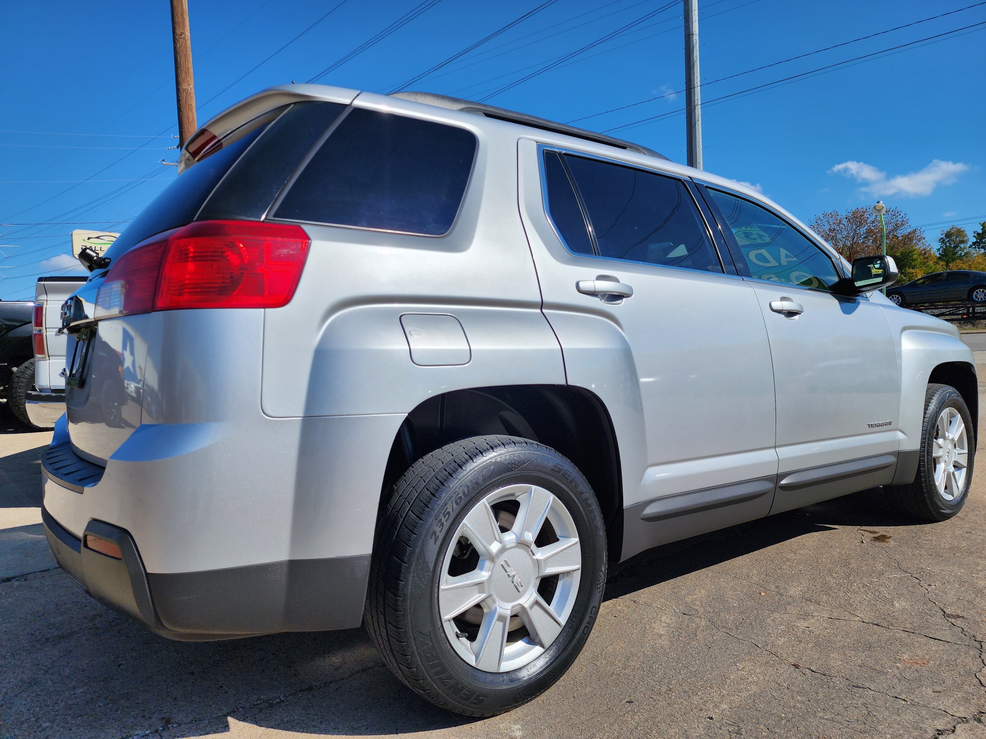 2013 SILVER GMC Terrain SLT (2GKALUEK0D6) with an 2.4L L4 DOHC 16V FFV engine, 6-Speed Automatic transmission, located at 2660 S.Garland Avenue, Garland, TX, 75041, (469) 298-3118, 32.885387, -96.656776 - Welcome to DallasAutos4Less, one of the Premier BUY HERE PAY HERE Dealers in the North Dallas Area. We specialize in financing to people with NO CREDIT or BAD CREDIT. We need proof of income, proof of residence, and a ID. Come buy your new car from us today!! This is a very well cared for 2013 GM - Photo #3